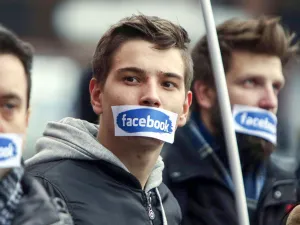  الفضيحة تتعلق باستخدام بيانات ما يقارب من 50 مليون مستخدم في حملات سياسية.
