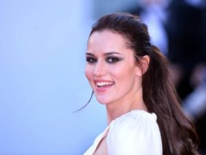 النجمة التركية فهرية أفجان