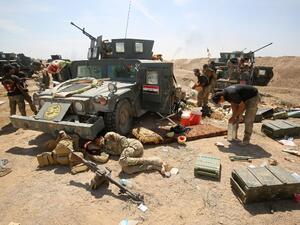 Iraqi security forces attempt to rest after clashes with Daesh outside of Fallujah. (AFP/Ahmad Al-Rubaye)