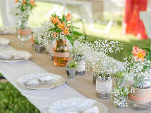 زفافكِ هذا الصيف؟ اعتمدي الزهور لتزين طاولات الحفل زفافكِ هذا الصيف؟ اعتمدي الزهور لتزين طاولات الحفل