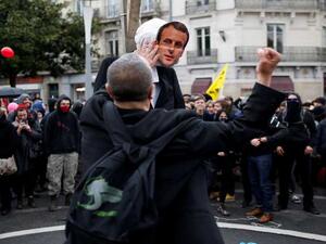 احتجاج عمال السكك الحديدية على خطط الرئيس إيمانويل ماكرون للإصلاح الاقتصادي