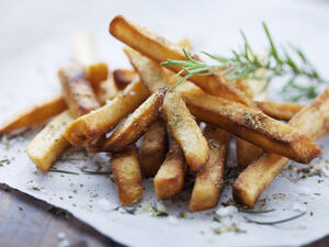 البطاطس المقلية بالأعشاب 