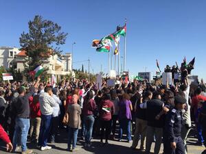 Jordanians protesting the gas deal between NEPCO and Noble Energy in 2015 (Al Bawaba/Adam Lucente)