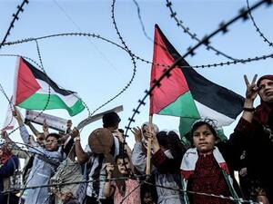 تواصل طائرات الفلسطينيين الورقية الحارقة التحليق في سماء مستوطنات غلاف غزة معلنة عن مزيد من الحرائق