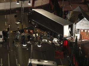 Authorites continue to remove bodies hours after a truck sped into a Christmas market in Berlin, on December 19, 2016, killing at least nine people and injuring dozens more. (AFP/Odd Andersen)