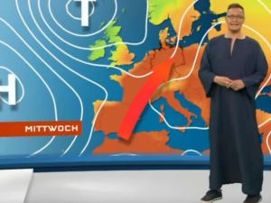 RTL weather forecaster Bernd Fuchs donned the galabeya while presenting weather condition. (RTL)