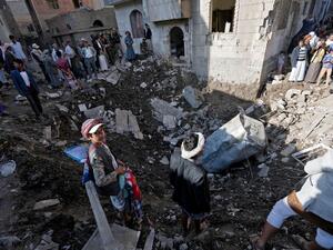 People look at the damage of an airstrike in Yemen (AFP/File Photo)	