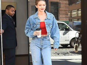 إطلالة جيجي حديد بالجينز