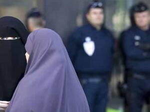 حكومة مقاطعة كيبيك تستعد لإصدار تشريع يحظر على الموظفين العموميين ارتداء رموز دينية بما فيها الحجاب