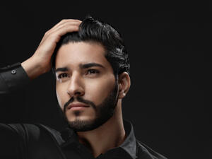 مشكلة تساقط الشّعر شائعةً بين الرّجال بمختلف أعمارهم