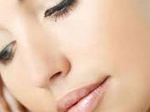 الماكياج الطبيعي مصطلح يشير الى المنتجات التي تحتوي على نسبة عالية من المكونات الطبيعية 