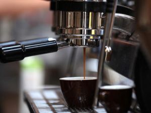 تأثير الكافيين علي وزن الجنين بسبب أن الكافيين يخترق المشيمة, ويصل للطفل الذي لايستطيع هضم هذه المادة جيدا, لهذا قد تؤثر تلك المادة في عوامل ترتبط بنمو الجنين