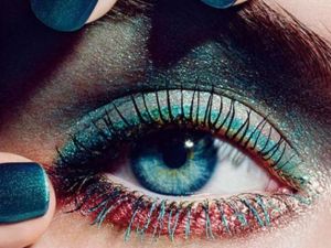 الماسكارا الملونة موضة هذا الصيف