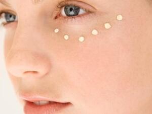 ضعي كريم العيون حول محيط العين باستعمال اطراف اصابعك