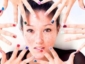 ما هو لون طلاء الأظافر الذين يناسبك؟