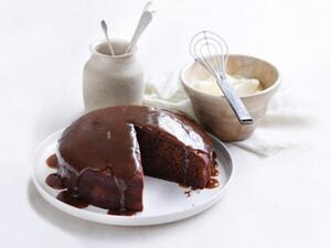 كعكة التمر بصلصة السكر البني