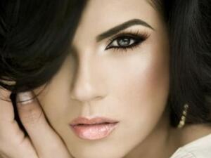 استعمال قلم الكحل والماسكارا يجعل عيونك تبدو أكثر جاذبية