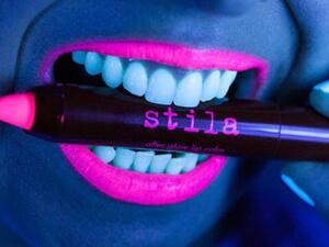 اقلام تحديد شفاه مضيئة وجذابة من ستيلا
