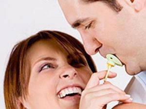 أب يحاول تنظيف اللهاية قبل اعطائها لطفله الرضيع