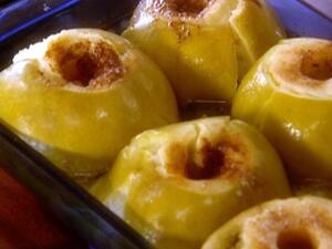 تفاح بالزبيب والقرفة