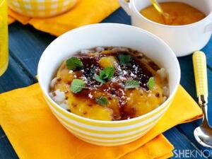 طبق حلوى من المطبخ الاسيوي. غني بالمكونات الشهية والمغذية.