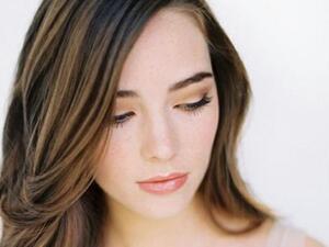 الشعر الداكن يزيد من التركيز على التجاعيد 