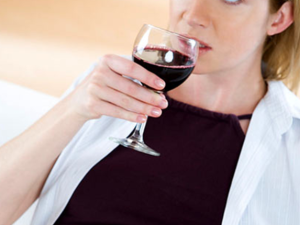 أغلب الاطباء ينصحون بتجنب الكحول اثناء الحمل لتأثيرتها السلبية المتعددة