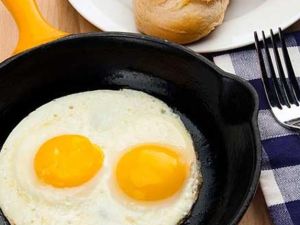 تناول البيض بانتظام يوفر للجسم مغذيات اساسية وضرورية ويخفض ضغط الدم
