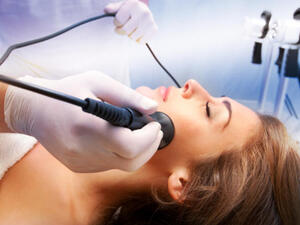 طريقة التثقيب الميكروني بالترددات الراديونية تساهم في علاج حب الشباب. (تعبيرية).