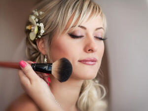 اطلبي من خبير التجميل أن يستعمل أحمر الخدود البودرة وليس الكريميّ. 