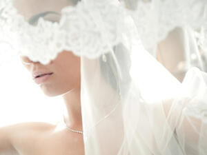 تذكّري أنّ الطرحة أو التاج أو أيّ زينة رأس، عليها أن تتناسق أيضاً مع حجم العروس. 