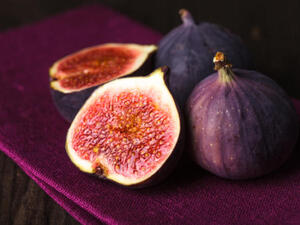 فاكهة التين من أكثر الفواكه المفيدة للبشرة لاحتوائها على مواد مضادة للأكسدة.