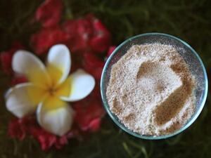 السكر علاج حلو المذاق للتخلص من التجاعيد وخلايا الجلد الميتة 