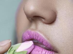 قناع الورد يفتح لون الشفاه الداكنة ويمنحها الترطيب الضروري 