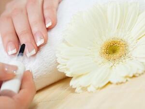 استعملي طلاء اظافر معالج وشفاف لعلاج مشاكل الاظافر الشائعة 