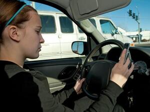 الشباب هم الاكثر ميلا لاستخدام الهواتف النقالة اثناء القيادة 