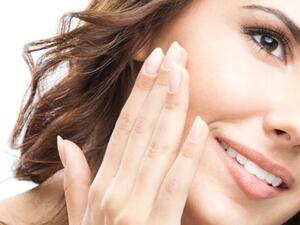 يساعد الترطيب ايضا على إصلاح بشرتك وعلاجها الذاتي