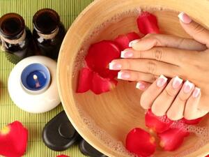 شمع التدليك. يوفر طريقة حسية جديدة