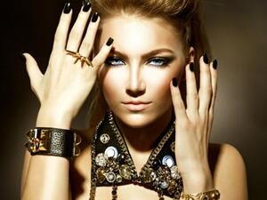 الاكسسوارات والمجوهرات يمكن ان تزيدك أناقة أو تزيل عنك صفة الاناقة لذا احذري من المبالغة