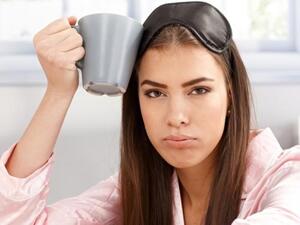 التعب وقلة النوم يمكن ان يسببا ظهور الهالات السوداء وانتفاخ محيط العيون