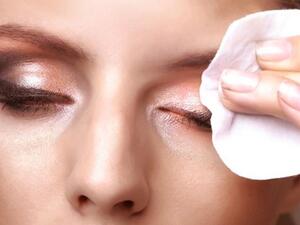 لا تنسي مسح الماكياج في المساء لتساعدي بشرتك على التنفس