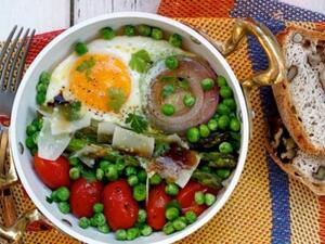 بيض مقلي مع الخضار والبارمجان