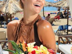 ركز على الخضار والفواكه الطازجة وتجنب النشويات والسكريات قدر الامكان