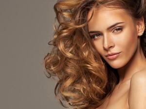 يمكن أن يصاب الشعر بالتقصف أيضا بسبب طريقة تصفيفه المعتادة