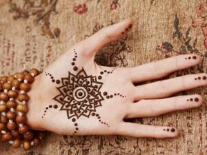 الحناء تترك الشعر صحي، ونظيف، ولامع وسهل التسريح.