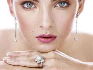 الفازلين يرطب الشفاه ويحبس الرطوبة ويعالج مشاكل التشقق والجفاف