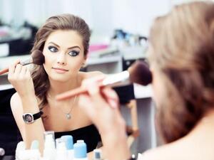 إذا شعرت بحكة أو حرقة في العيون بعد استعمال البودرة توقفي عن استعمالها فوراً