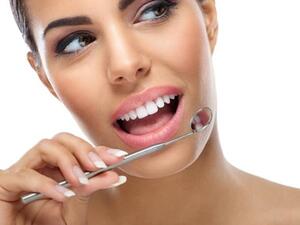 الأسنان الصفراء والمتسخة تزيد العمر وتجعلك تبدين أقل صحة