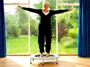 القفز على الترامبولين مفيد للمفاصل ويخفف الوزن
