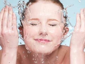 الماء عنصر هام للحفاظ على البشرة ولكنه لا يكفي !